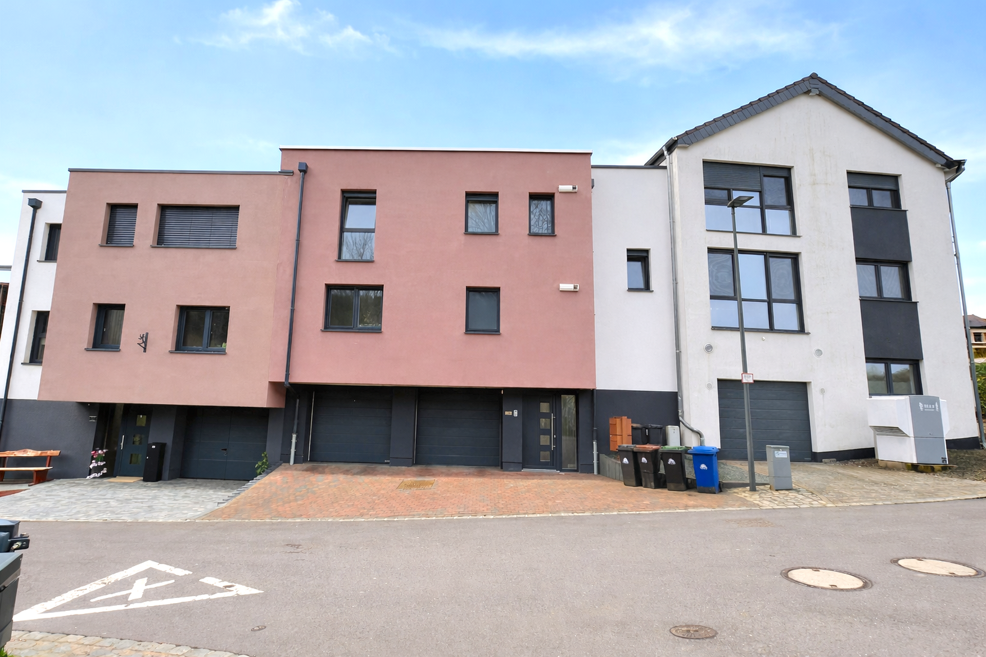 Maisons modernes sous un ciel bleu.png